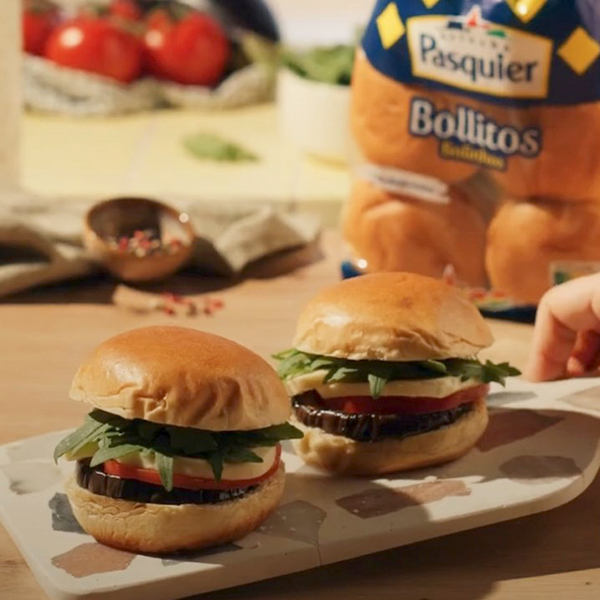Bollitos con berenjena asada, tomate y mozzarella