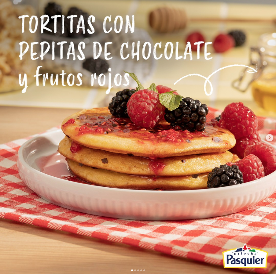 Tortitas con pepitas de chocolate y frutos rojos