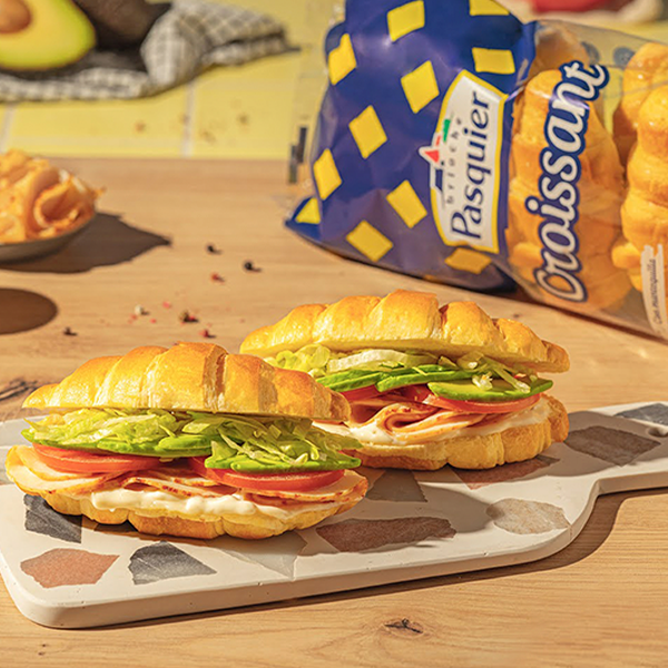 Croissant con pollo y tomate