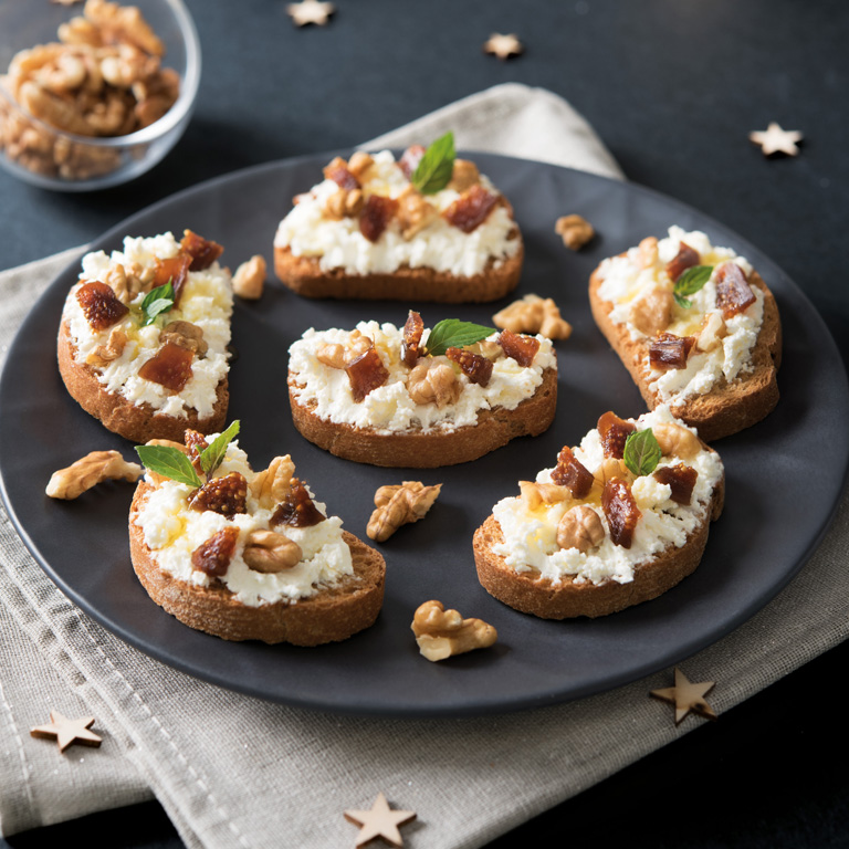 Mini toasts fromage frais aux noix et figues