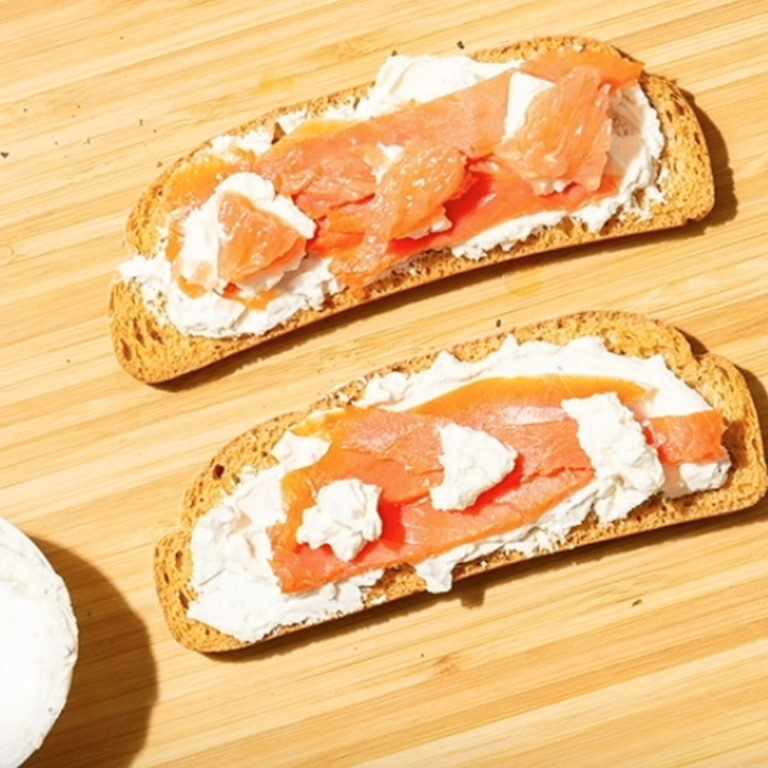 Tartines de pain saumon et cream cheese