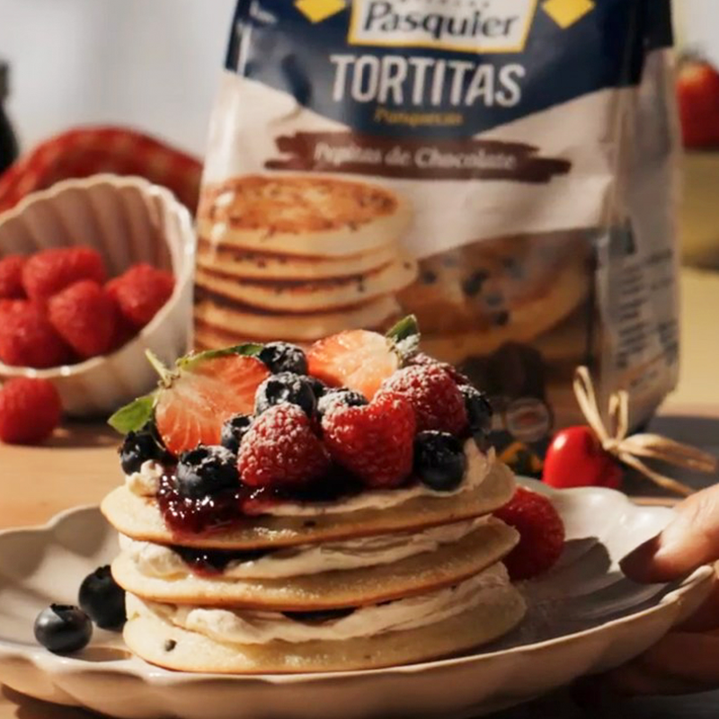 Tortitas con frosting de queso y frutos rojos