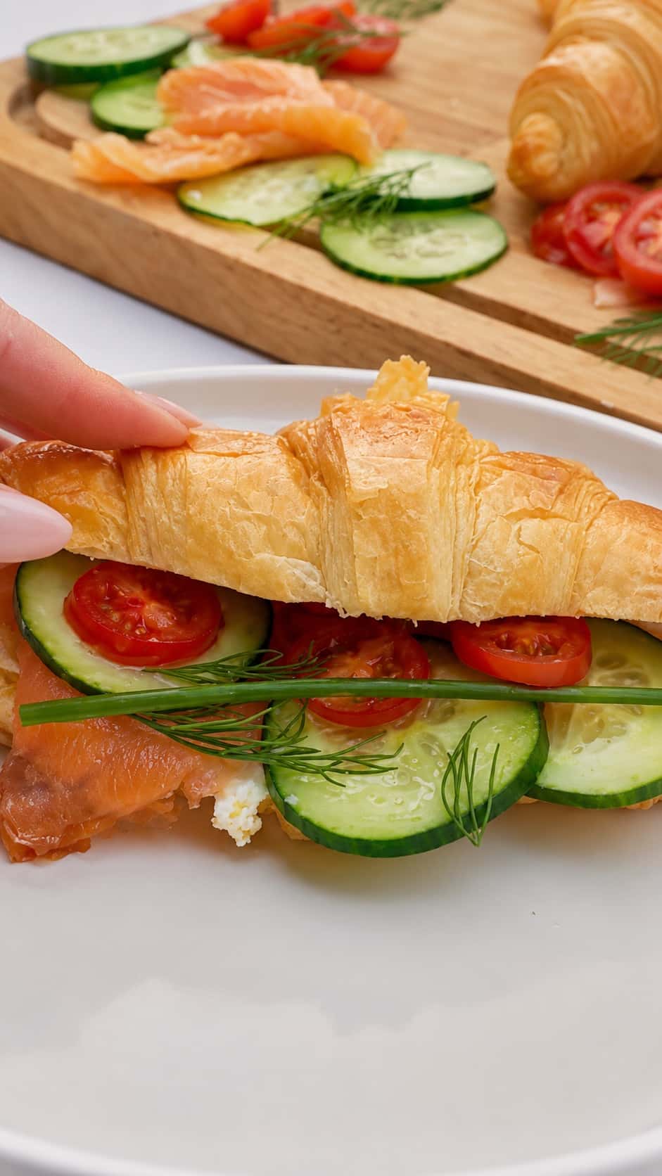 Croissants au saumon, concombre, cream cheese et tomate