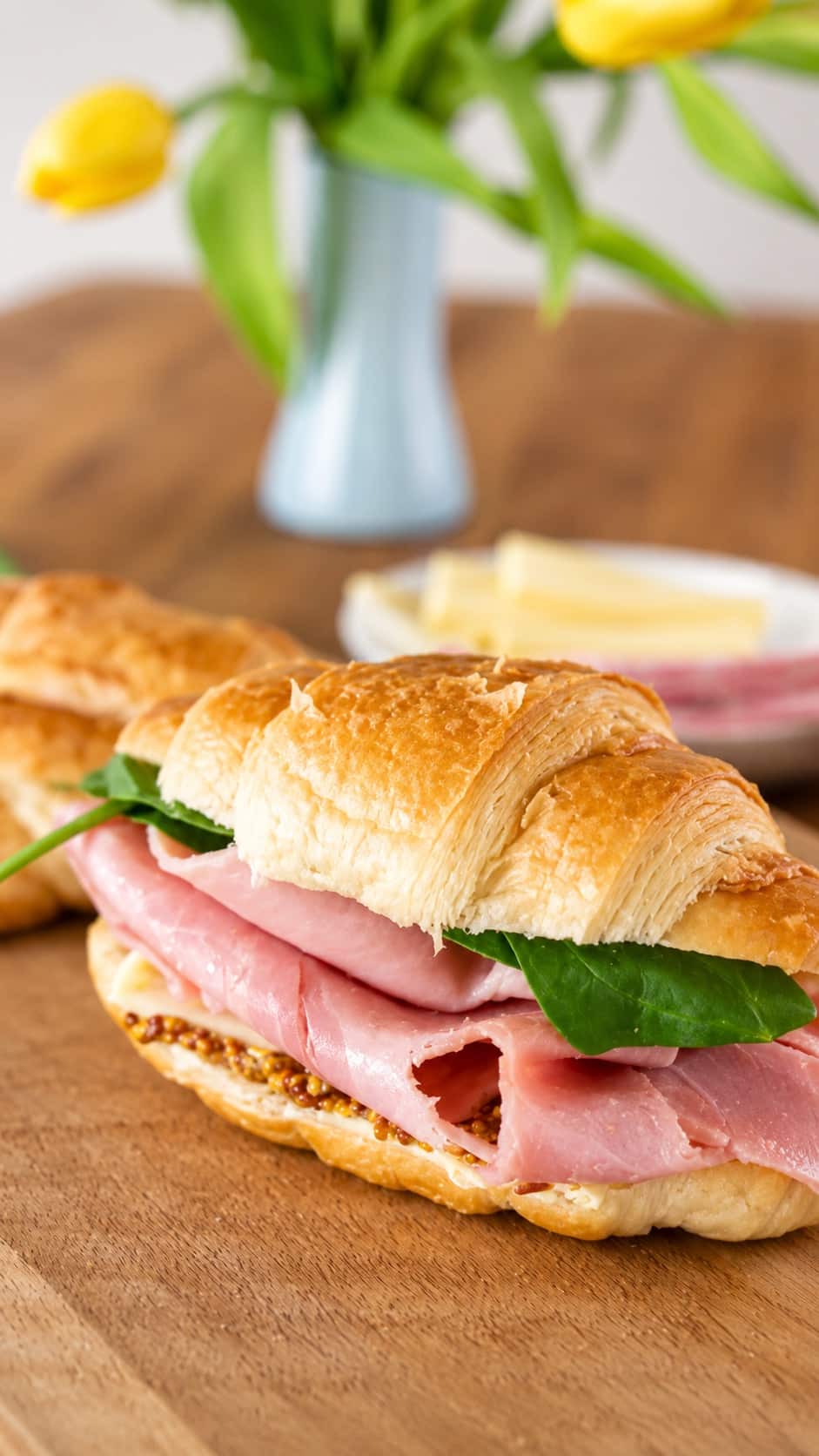 Croissant salé au jambon, fromage et épinards
